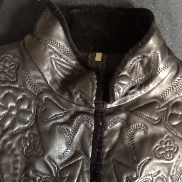 Tahari Black Embossed Black Leather Jacket w Mandarin Collar & Bell Sleeves XS - Picture 4 of 14